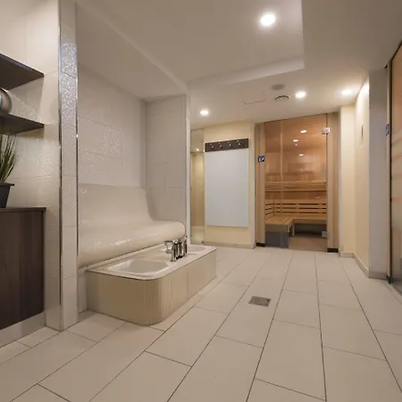 玛丽蒂姆柯尼希斯温特酒店 4*